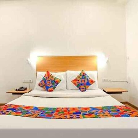 Hotel Yellow Chilli Britannia Chowk Yeni Delhi Dış mekan fotoğraf